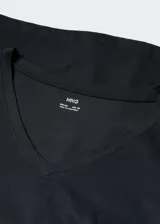 Camiseta blanca de algodón con cuello en pico y manga corta.