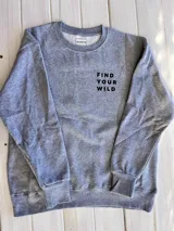 Buzo gris con cuello redondo y puños y cintura acanalados. Estampado en la espalda con diseño de montañas, árboles, río y camioneta.