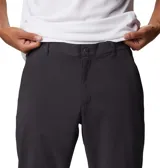 Pantalón de trekking color beige, con tecnología Omni-Shield de repelencia al agua y Omni-Shade de protección solar UPF 50. Cuenta con elástico parcial en la cintura, bolsillos para las manos, bolsillo de seguridad con cremallera y bolsillos traseros.