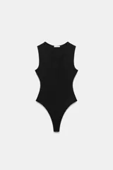 Body entallado negro con escote en pico pronunciado, sin mangas y cierre de botones a presión en la parte inferior.