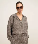 Blusa de crepé con estampa de cuadros pied-de-poule, cuello polo y mangas largas.