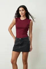 Musculosa color bordó, ajustada al cuerpo, sin mangas y con cuello redondo.