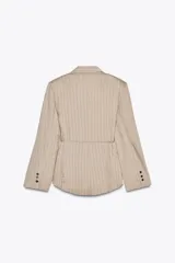 Blazer color beige con finas rayas verticales negras, cuello solapa, manga larga con hombreras, cinturón tipo cordón en el mismo tejido y cierre frontal con botones.