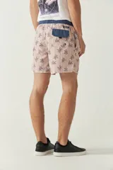 Short de baño estampado con cintura elástica ajustable con cordón, dos bolsillos laterales y uno trasero. Confeccionado en tela ligera de secado rápido y logo bordado.