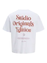 Camiseta blanca de manga corta y cuello redondo con estampado pequeño en el pecho.