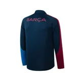 Camiseta de fútbol azul marino con mangas raglán, cierre de cremallera corto en el cuello, escudo del FC Barcelona bordado en el pecho y detalles en azul y rojo en mangas y laterales.