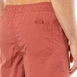 Short de baño rojo con cintura elástica ajustable con cordón blanco, bolsillos laterales y bolsillo trasero con ojal de drenaje.