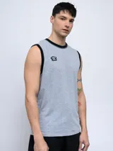Musculosa gris con ribete negro en cuello y sisas, y logo de Umbro bordado en el pecho.