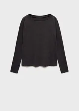 Remera de manga larga color gris oscuro con escote barco.