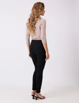 Jegging de algodón marca Sound Style, color negro, con bolsillos simulados en la parte delantera y bolsillos aplicados en la trasera. Modelo skinny de tiro alto.