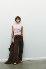 Camiseta rosa de rib con cuello barco y mangas cortas.
