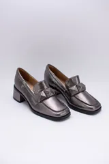 Mocasines de cuero color peltre con taco cuadrado y aplique geométrico al tono.