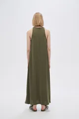 Vestido largo negro sin mangas de poliéster, holgado y con cuello redondo.