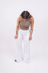 Pantalón negro de lino con corte wide leg.