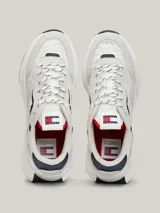 Zapatillas de estilo running Tommy Jeans color blanco, con detalles en azul marino y rojo.