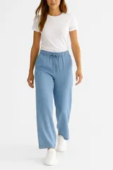 Pantalón celeste ancho de lyocell con bolsillos y calce medio.