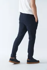 Pantalón deportivo color azul marino con fit regular, detalle de logo en goma, cintura elástica con cordón y tres bolsillos.