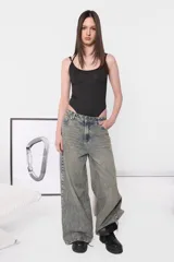 Pantalón denim corte wide leg, color azul con lavado matizado. Acceso a la prenda mediante cartera de cierre metálico y botón personalizado. Cintura con 5 pasacintos, plastisol de marca en espalda y bolsillos laterales en delantero con relojero y remaches.