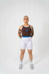 Calza biker deportiva de tiro alto, color blanco con estampado difuminado.