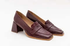 Zapato de cuero color beige con textura croco, taco cuadrado y detalle de apliques dorados.