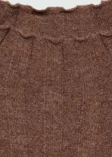 Vestido midi negro de tejido de punto fino acanalado, cuello Perkins y manga larga.
