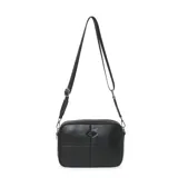 Bandolera rectangular negra de cuero sintético, con correa larga regulable y logo de la marca en el frente.