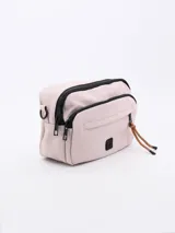 Bandolera color lila con ribetes negros y correa ajustable.