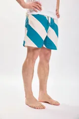 Short de baño con rayas diagonales en color verde petróleo y blanco.