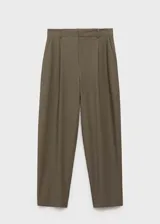 Pantalón color verde oliva de corte recto, con pinzas, tiro medio, bolsillos laterales y trabillas. Cierre frontal oculto con botón, gancho y cremallera. Confeccionado en poliéster, viscosa y elastano.