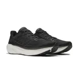 Championes de running New Balance Fresh Foam 1080v12, color negro con detalles en dorado. Cuentan con amortiguación Fresh Foam X, empeine de punto técnico Hypoknit y sujeción estratégica.