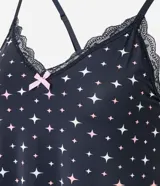 Camisón corto de microfibra color negro con estampado de brillos plateados, breteles finos ajustables y detalle de encaje negro en el escote y ruedo.