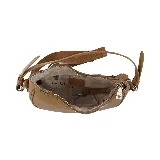 Cartera bandolera negra de cuero sintético con correa corta de mano y correa larga con logo de la marca.