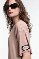 Vestido midi gris de corte recto, con cuello redondo y mangas cortas.