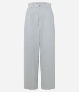 Pantalón baggy de jeans con rayas verticales celestes y blancas, cintura media, trabillas y bolsillos.