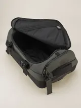 Valija de mano color verde militar con ruedas y manija extensible.