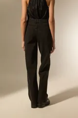 Pantalón de jean negro de corte ancho y tiro alto, con diseño de strass plateado distribuido por toda la prenda.