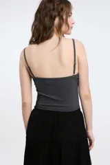 Bustier color borgoña con breteles finos. Diseño con costuras verticales y copas preformadas.