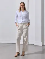 Pantalón de lino color blanco, marca Aexanderr Jordan. Tiene pretina ancha elastizada con lazo de ajuste, bolsillos verticales delanteros y bolsillos traseros.