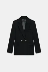 Blazer negro de manga larga, con cuello solapa y cierre cruzado frontal con botones dorados. Presenta bolsillo de vivo en el pecho y bolsillos con solapa en el delantero.