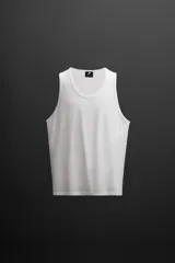 Musculosa blanca de algodón, corte regular fit, cuello redondo amplio y sisa ancha.