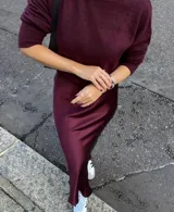 Pollera midi de seda color borgoña, con cintura elastizada.