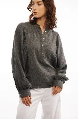 Camisa gris de muselina de algodón con cuello mao y mangas globo abullonadas con puño.