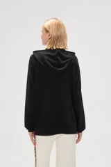 Campera negra con capucha y cierre frontal.