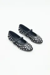 Ballerinas negras de cuero con tachas plateadas y tira elástica sobre el empeine.