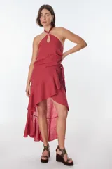 Falda midi color beige de lino, con corte irregular y volados.