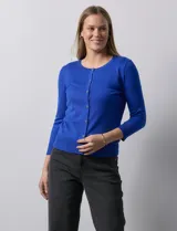 Cárdigan tejido en hilado fino color lila, con cuello redondo y abertura frontal con botones.
