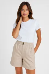 Short de lino de tiro alto, corte ancho y largo hasta la mitad del muslo, con estampado de rayas verticales blancas y azul oscuro.