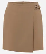 Short pollera de estilo sastre, color camel/marrón claro, con diseño de traspaso frontal asegurado por una hebilla.
