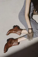 Bota texana de cuero color marrón con elástico lateral y taco cubano negro.