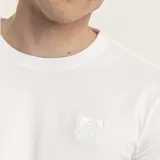 Remera de algodón color azul con logo de la marca bordado en el pecho.